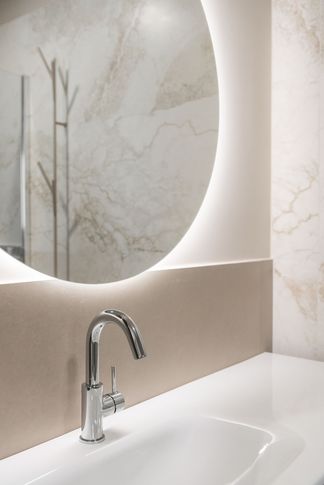 Bagno in stile contemporaneo di 8 di Caprioli Architetti