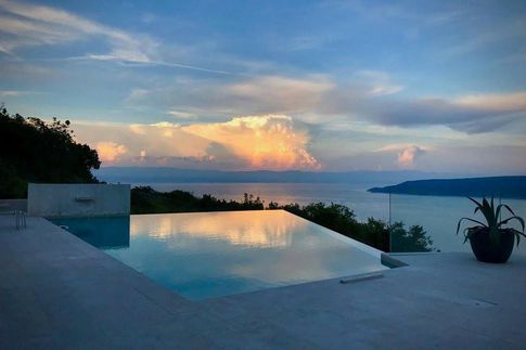 Facciata in stile contemporaneo di null di Čekada Arhitekti