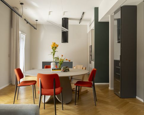 Open Space in stile contemporaneo di 50 di Michela Cordisco Studio