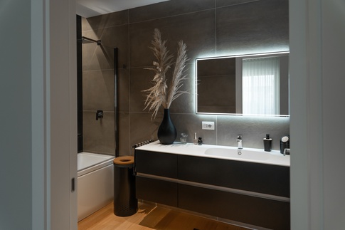 Bagno in stile moderno di 6 di Claudia Del Core Architetto