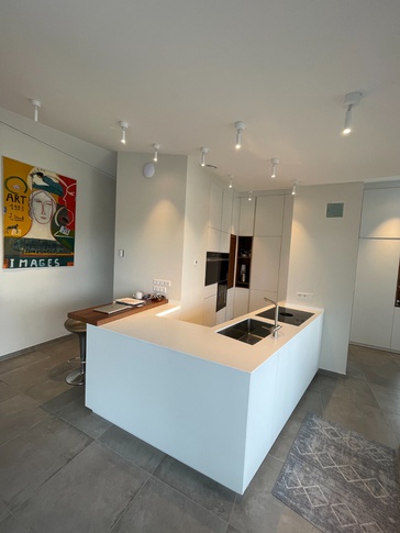 Open Space in stile contemporaneo di 50 di Nido-innerspaces