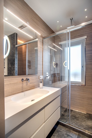 Bagno in stile moderno di 5 di MOB Architects