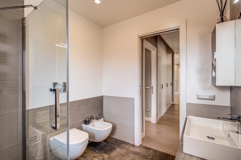 Bagno in stile contemporaneo di 5 di MOB Architects Bagno in stile contemporaneo di 5 di MOB Architects