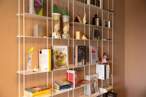 Soggiorno in stile moderno di 30 di Enzo Razzano Architettura