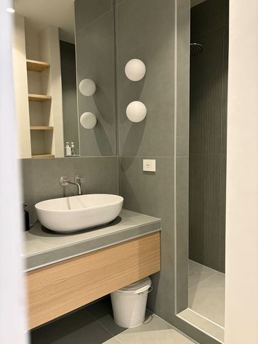 Bagno in stile contemporaneo di 4 di Fei Atelier