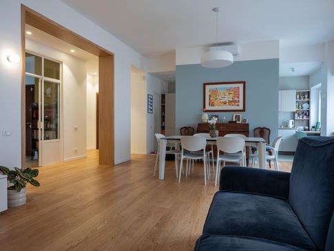 Soggiorno in stile moderno di 40 di Equus Architects