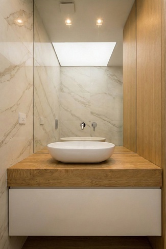 Bagno in stile contemporaneo di 3 di Francesca Silvestri