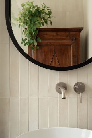 Bagno in stile contemporaneo di 5 di Gambino Flamini | architetti