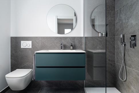 Bagno in stile contemporaneo di 4 di Mid architettura