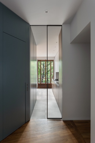 Corridoio in stile contemporaneo di 4 di TGA_Studio