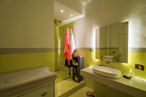 Bagno in stile moderno di 6 di Lorenzo Rossi Architetto