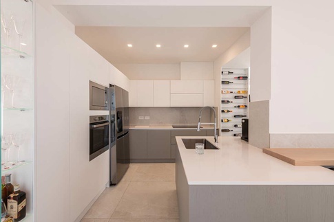 Cucina in stile contemporaneo di 12 di MANUARINO architettura design comunicazione