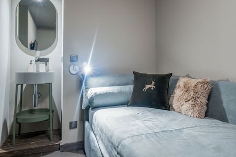 Camera da Letto in stile moderno di 8 di Design Alpino