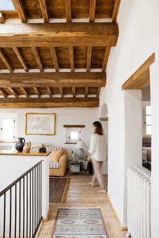 Open Space in stile rustico di 40 di Equus Architects