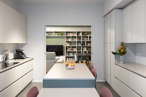 Cucina in stile contemporaneo di 20 di Carola Ribotta architetto