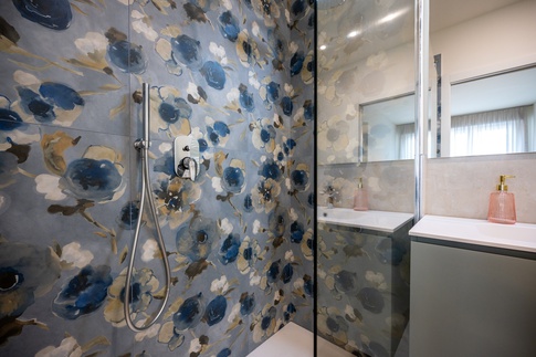 Bagno in stile moderno di 5 di Colab Design