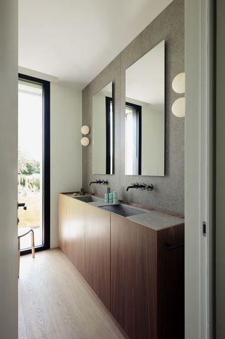 Bagno in stile minimal di 7 di Didonè Comacchio Architects