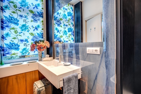 Bagno in stile contemporaneo di 5 di MOB Architects