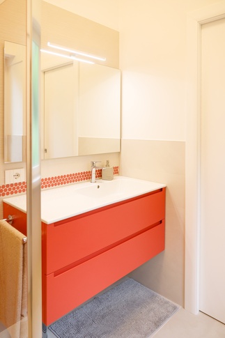 Bagno in stile contemporaneo di 5 di Carla Gatto Architetto