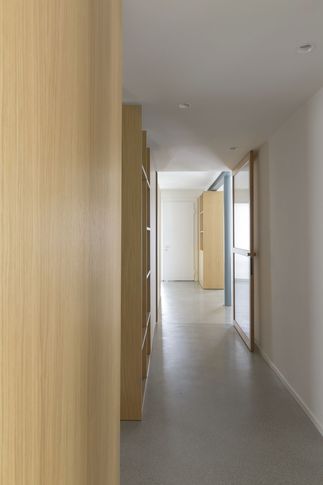 Corridoio in stile contemporaneo di 10 di vianello gasparin progetti
