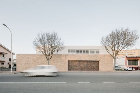 Facciata in stile minimal di null di domECO Facciata in stile minimal di null di domECO