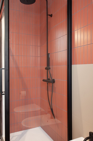 Bagno in stile contemporaneo di 6 di SuMisura Architetti