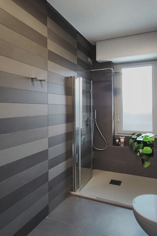 Bagno in stile contemporaneo di 8 di architetto Caterina Martini Bagno in stile contemporaneo di 8 di architetto Caterina Martini