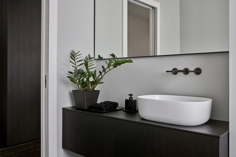 Bagno in stile contemporaneo di 6 di GB+S | Gianluca Bugeia Studio Bagno in stile contemporaneo di 6 di GB+S | Gianluca Bugeia Studio