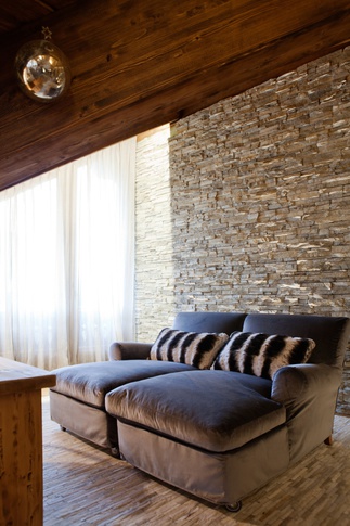 Soggiorno in stile rustico di 45 di Elena Vigano' Architetto