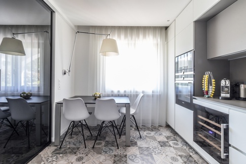Cucina in stile contemporaneo di 15 di Desearq studio - architettura e interior design
