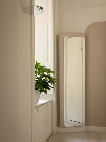 Soggiorno in stile contemporaneo di 30 di Paola Sola Architetto Soggiorno in stile contemporaneo di 30 di Paola Sola Architetto
