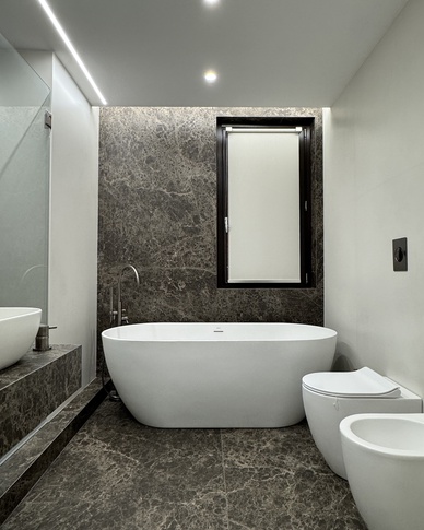 Bagno in stile contemporaneo di 7 di IMA STUDIO