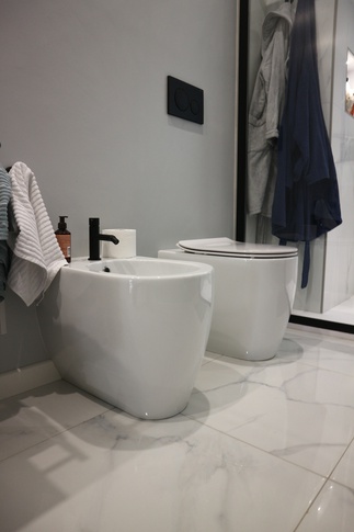 Bagno in stile contemporaneo di 7 di Studio LABventinove