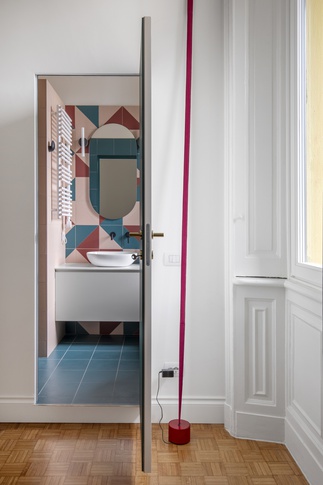 Bagno in stile pop art di 85 di Chantal Forzatti architetto