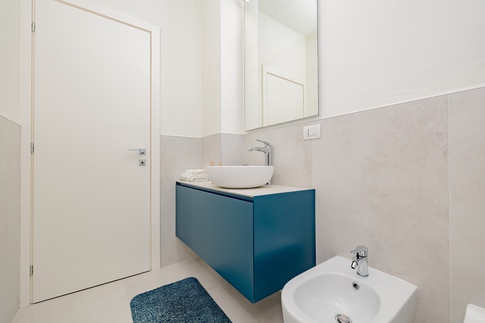 Bagno in stile moderno di 20 di Colab Design