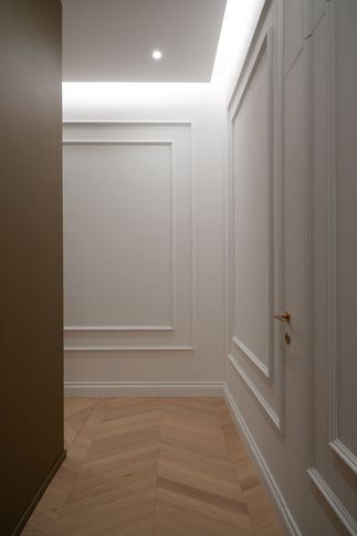 Corridoio in stile contemporaneo di 17 di Formale.