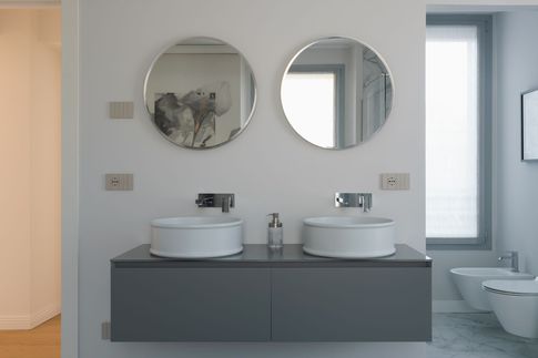 Bagno in stile contemporaneo di 25 di Silvana Barbato Bagno in stile contemporaneo di 25 di Silvana Barbato