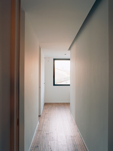 Corridoio in stile nordico di 13 di Moroni Architettura 2.0