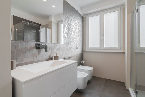 Bagno in stile contemporaneo di 5 di Rossella Fiorillo architetto