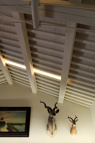 Soggiorno in stile contemporaneo di 56 di Moltefacce SRL