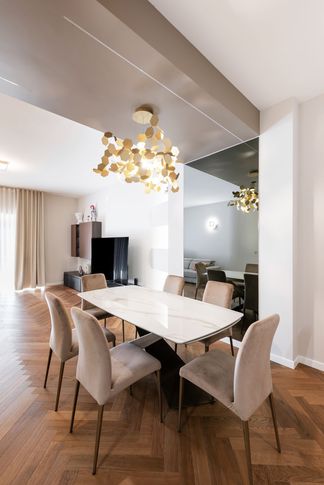 Soggiorno in stile contemporaneo di 55 di Caprioli Architetti