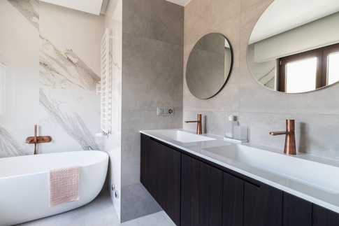 Bagno in stile contemporaneo di 11 di Desearq studio - architettura e interior design