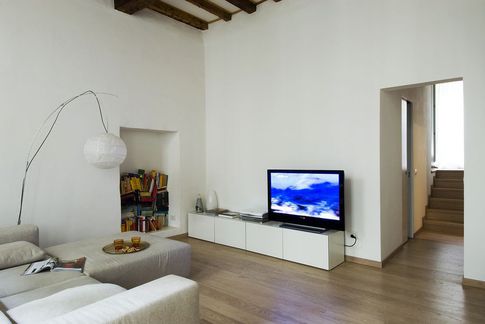 Soggiorno in stile contemporaneo di 40 di atrestudio
