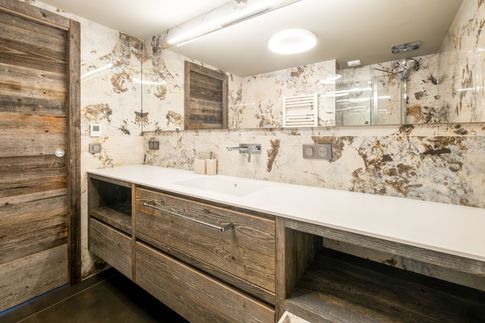 Bagno in stile moderno di 6 di Design Alpino