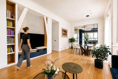 Soggiorno in stile classico di 45 di Equus Architects