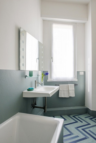 Bagno in stile moderno di 8 di L2 Architettura