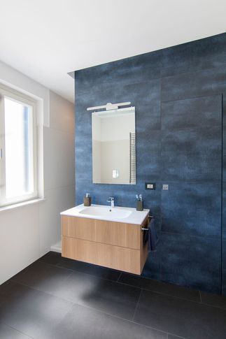 Bagno in stile moderno di 12 di Pucciarelli Architetti