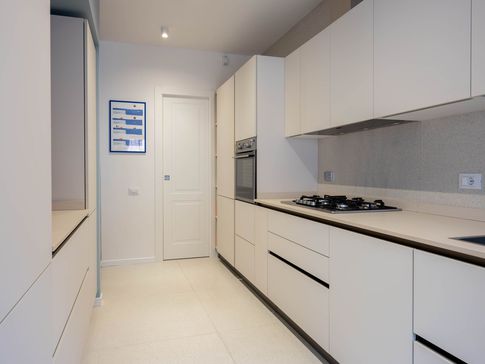 Cucina in stile moderno di 10 di Equus Architects