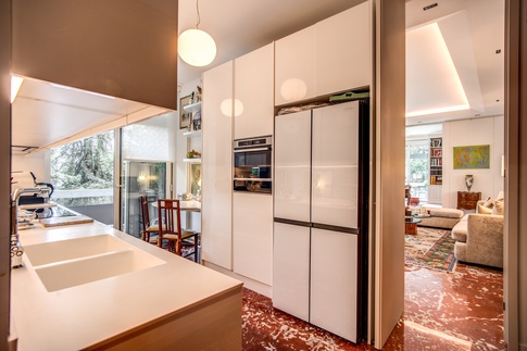 Cucina in stile contemporaneo di 15 di MOB Architects