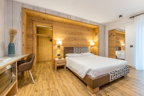 Camera da Letto in stile naturale di 24 di Arredamenti Andalo